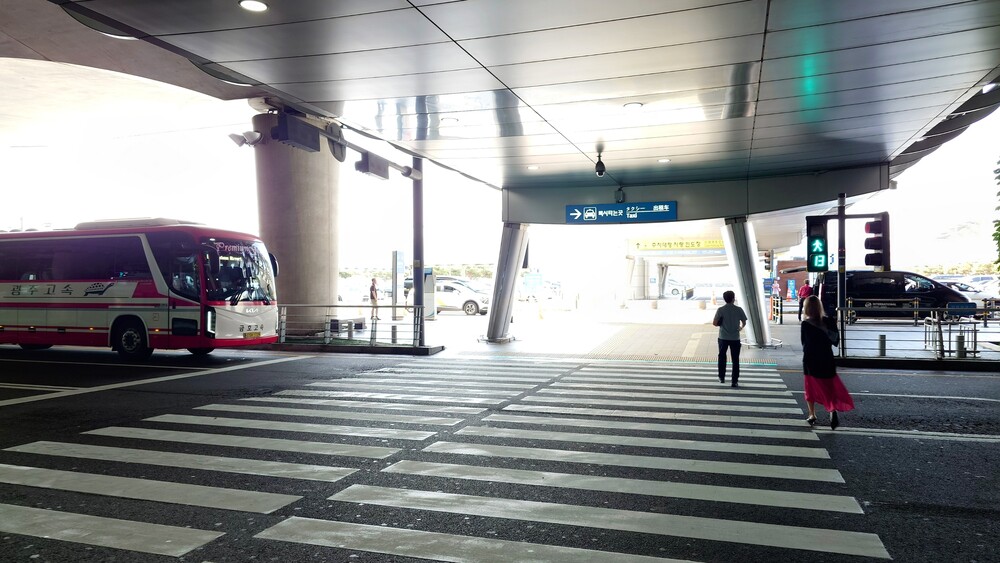 パラダイスシティ　バス停留所前の横断歩道