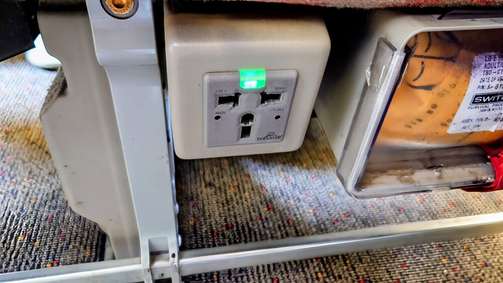 アシアナ航空OZ107 成田→ 韓国(仁川) エコノミークラス 電源