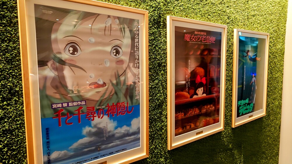 成田空港第2ターミナル ラウンジ『虚空 -KoCoo-(コクウ) 』ラウンジ内観複数ポスター