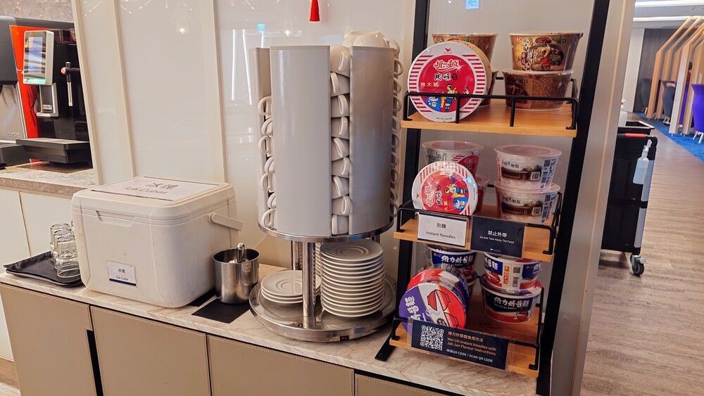台湾桃園国際空港第2ターミナル「 Oriental Club Lounge」カップラーメン