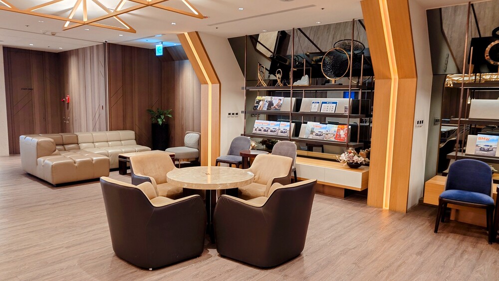 台湾桃園国際空港第2ターミナル「 Oriental Club Lounge」ラウンジ内ソファ