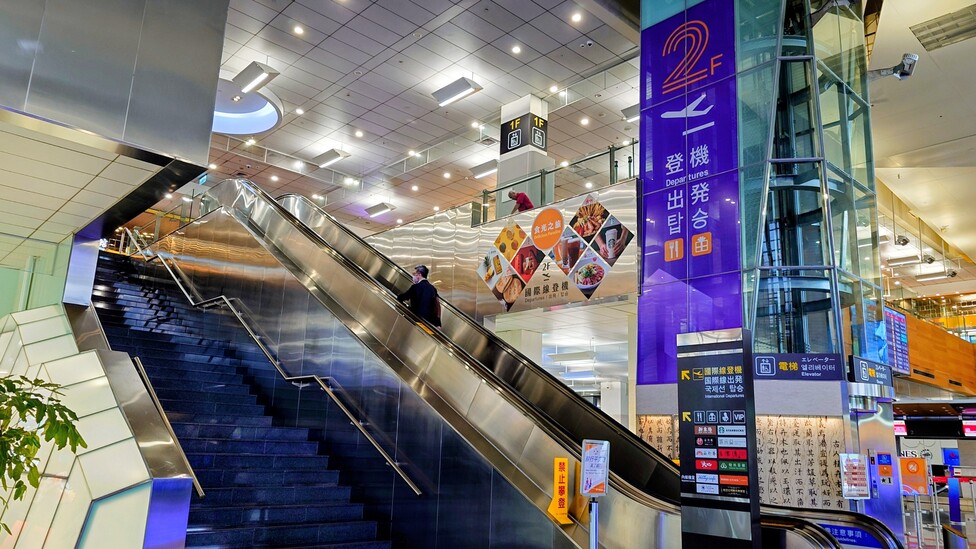 台北松山空港 国際線搭乗口エレベーター