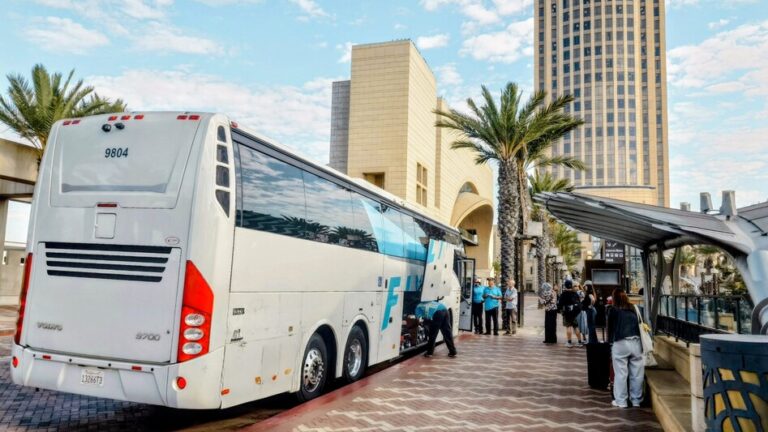 シャトルバス「LAX FlyAway」バス（ユニオン駅発空港行）