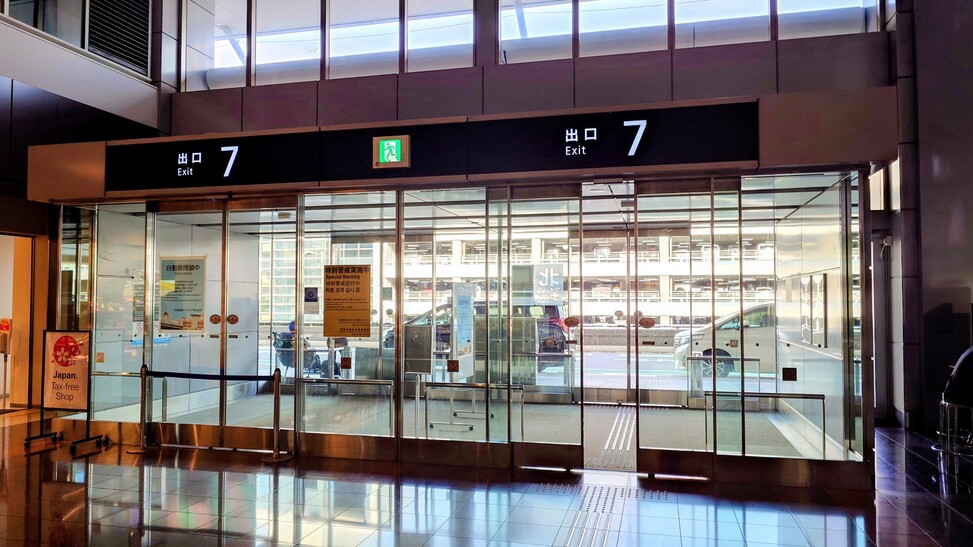 羽田空港第1ターミナル　アプリ配車・予約タクシー専用乗り場　最寄り出口（7番出口）