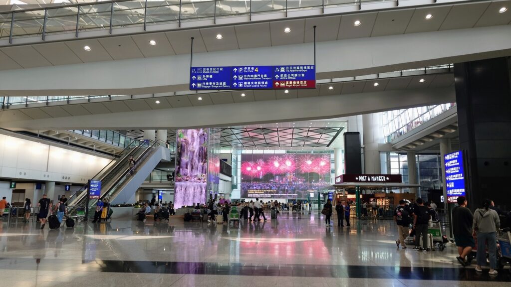 香港空港　荷物預け入れ場所までの道のり　2025年８月末訪問時