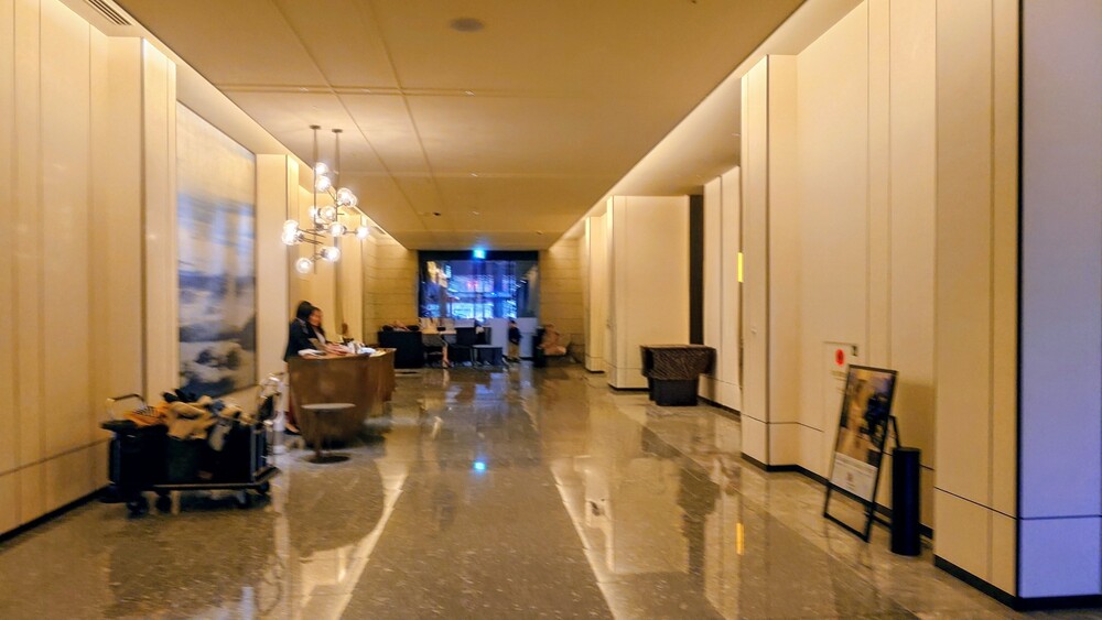 長崎マリオット　1階受付（荷物預かり）