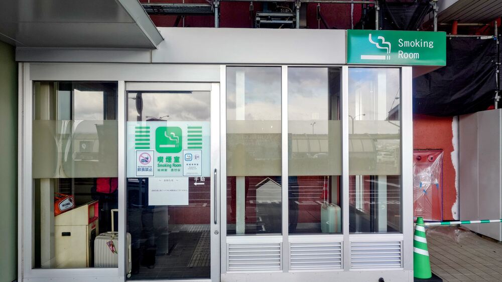 長崎空港　喫煙室（屋外）