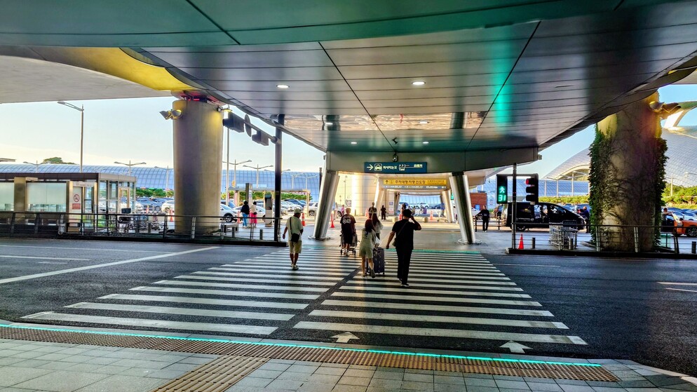仁川空港空港ロビー（1階）からの横断歩道
