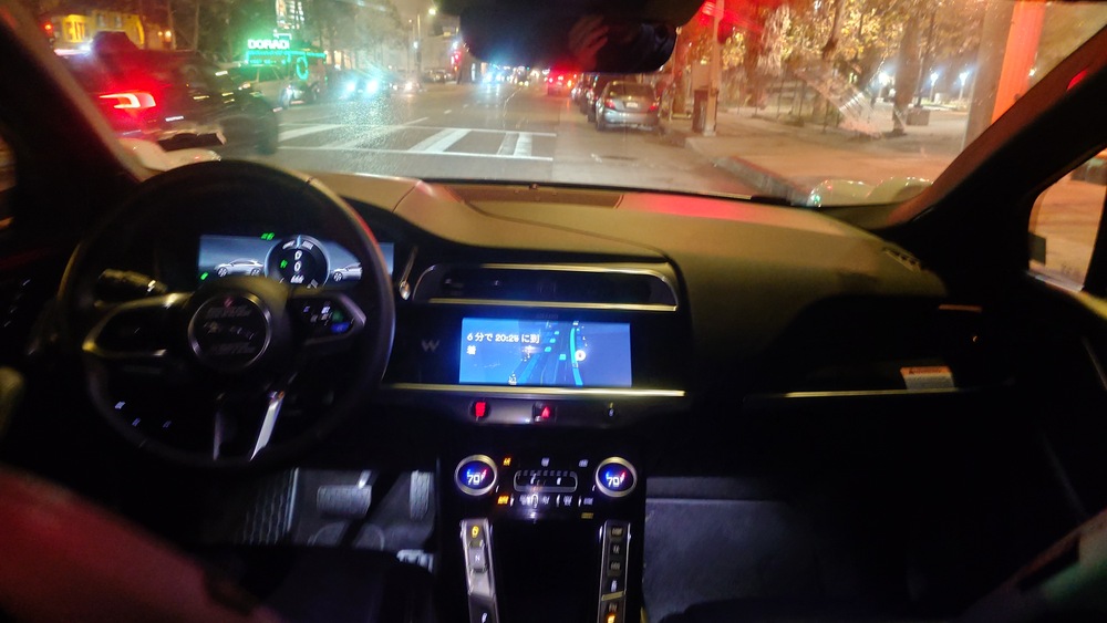 waymo　無人の運転手席